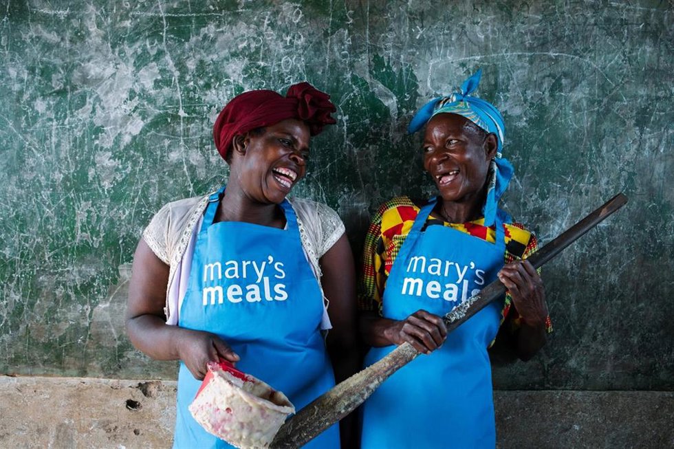 Archivo - FREE TO USE PICS. October 2022. Press pics showing visit to Malawi visiting various schools, where Mary's Meals serve their school meals, to mark the 20th anniversary where the charity began. Location: Samama School. Pic shows: Mary's Meals volu