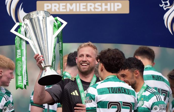 ARCHIVADO - 16 de mayo de 2026, Reino Unido, Glasgow: El portero del Celtic, Kasper Schmeichel, celebra con el trofeo en las manos tras el partido de fútbol de la Premier League escocesa entre el Celtic y el Heart of Midlothian, disputado en el Celtic Par