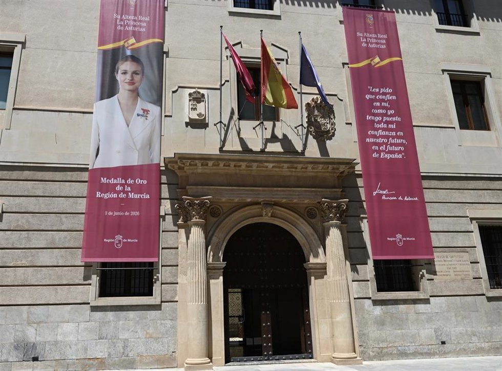 Facha del Palacio de San Esteban, sede de la Presidencia del Gobierno autonómico, engalanada para recibir a Su Alteza Real la Princesa de Asturias, doña Leonor de Borbón y Ortiz, quien recibirá la Medalla de Oro de la Región de Murcia