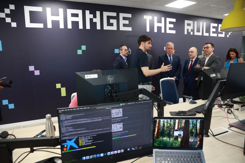 Visita institucional del alcalde de Sevilla a CaixaBank Tech, junto al director territorial de CaixaBank en Andalucía, el director general de CaixaBank Tech y los directores de Software Engineering.