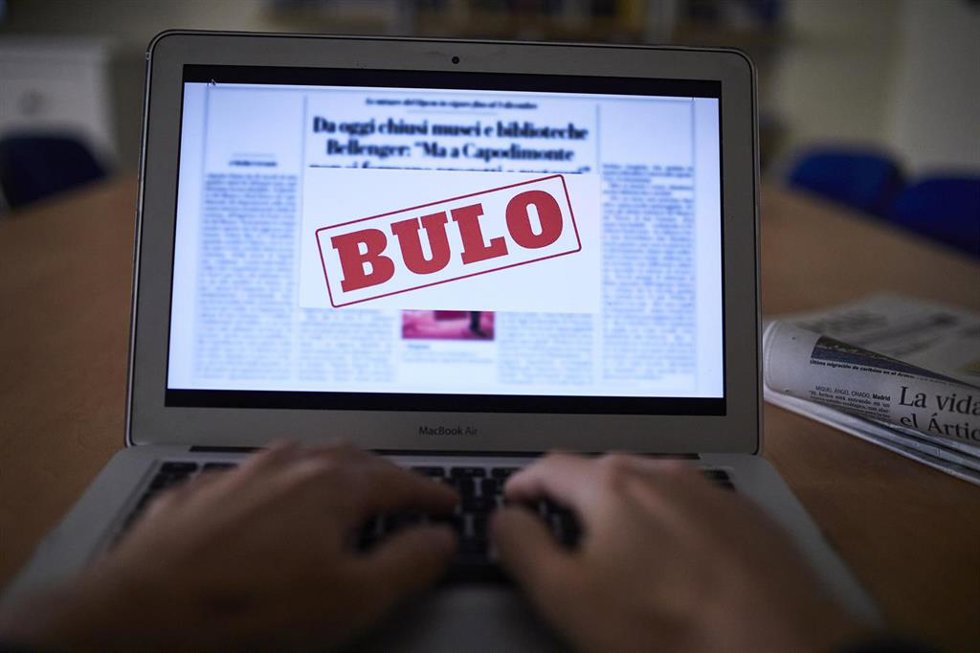 Archivo - Una persona lee en su ordenador portátil una noticia falsa, en Madrid (España), a 5 de noviembre de 2020. El Gobierno ha aprobado un procedimiento de actuación contra las conocidas como 'fake news' mediante el cual monitorizará la información y