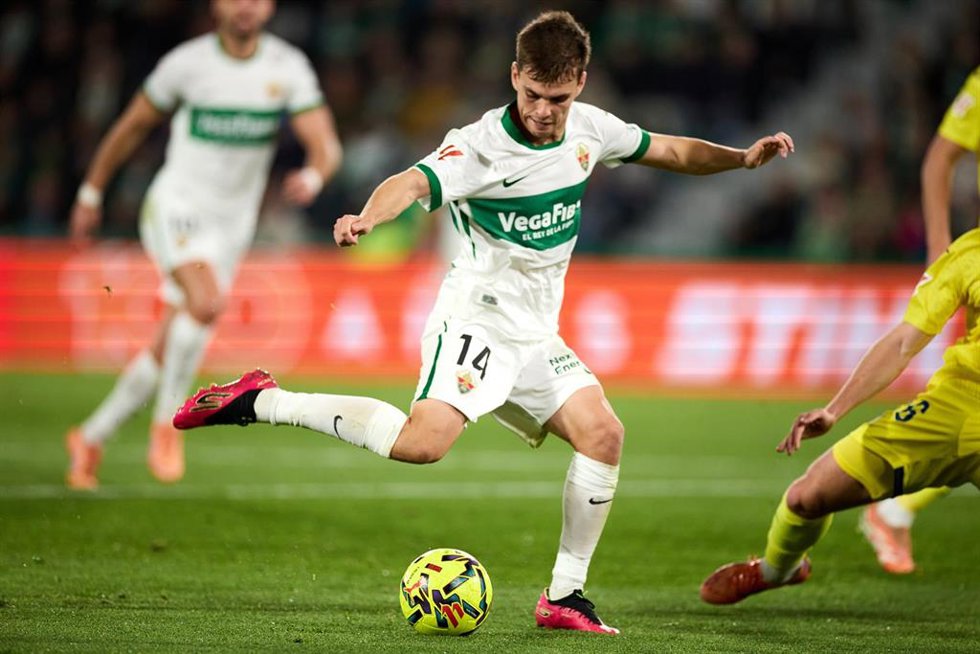 Archivo - El centrocampista español Aleix Febas disputa un balón durnate un partido de LaLiga EA Sports.