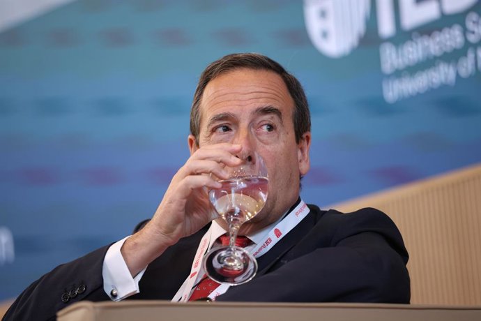 El CEO de Caixabank, Gonzalo Gortázar, durante la sesión inaugural del foro de debate económico, en el Aula Magna del campus del IESE, a 27 de mayo de 2026, en Madrid (España). 