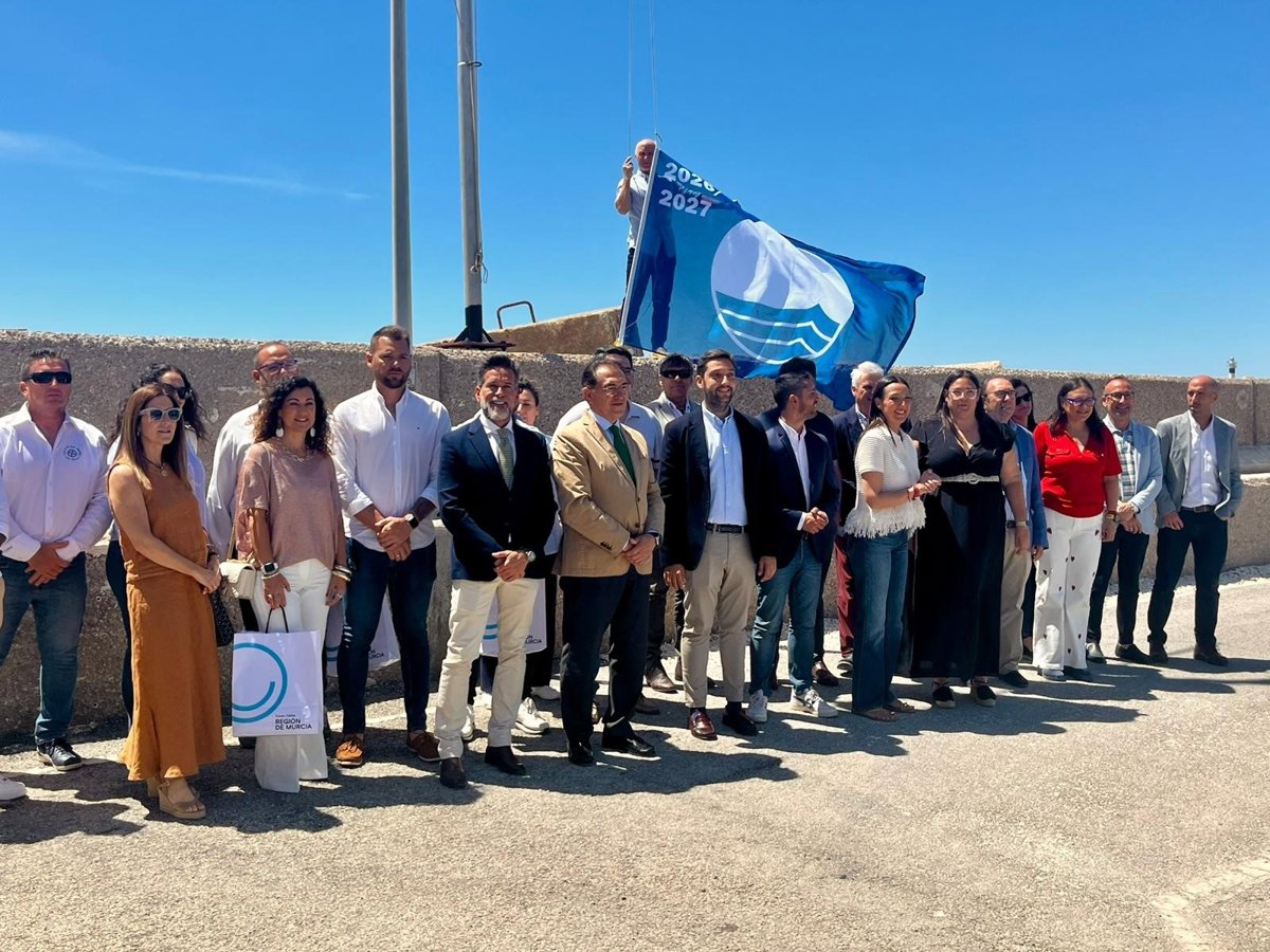 Turismo entrega en Águilas las 41 banderas azules que ondearán en la Región este año