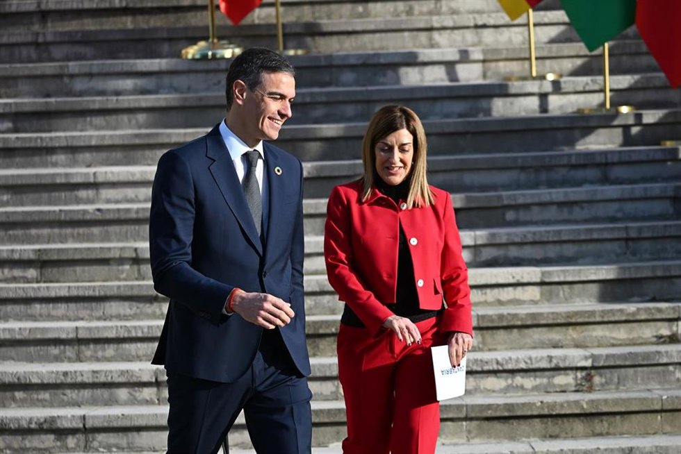 Archivo - Pedro Sánchez y María José Sáenz de Buruaga durante la XXVII Conferencia de Presidentes, en el Palacio de la Magdalena.-ARCHIVO