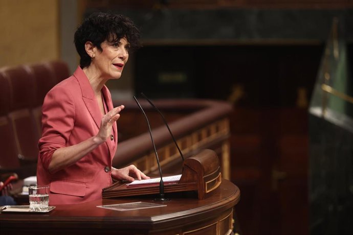 La ministra de Inclusión, Seguridad Social y Migraciones y portavoz del Gobierno, Elma Saiz, interviene durante una sesión plenaria en el Congreso de los Diputados, a 27 de mayo de 2026, en Madrid (España). 