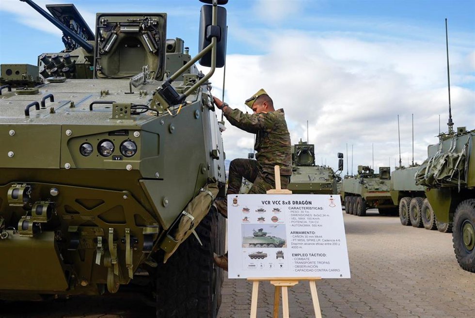 Archivo - Imagen de los primeros vehículos 8x8 'Dragón' entregados al Ejército de Tierra, en la Base 'Álvarez de Sotomayor' en Almería. 