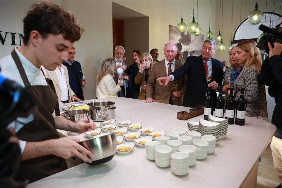 Archivo - La presidenta de Diputación de Cádiz, Almudena Martínez (1d), junto al presidente del Consejo regulador de las Denominaciones de Origen de los vinos de Jerez y la Manzanilla de Sanlúcar, César Saldaña (2d) en la presentación del Aula Enogastronó