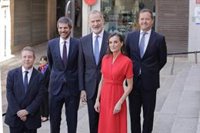 Toledo recibe con entusiasmo a los Reyes que despliegan cercanía saludando a vecinos, turistas y curiosos