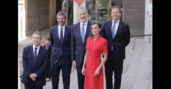 Toledo recibe con entusiasmo a los Reyes que despliegan cercanía saludando a vecinos, turistas y curiosos