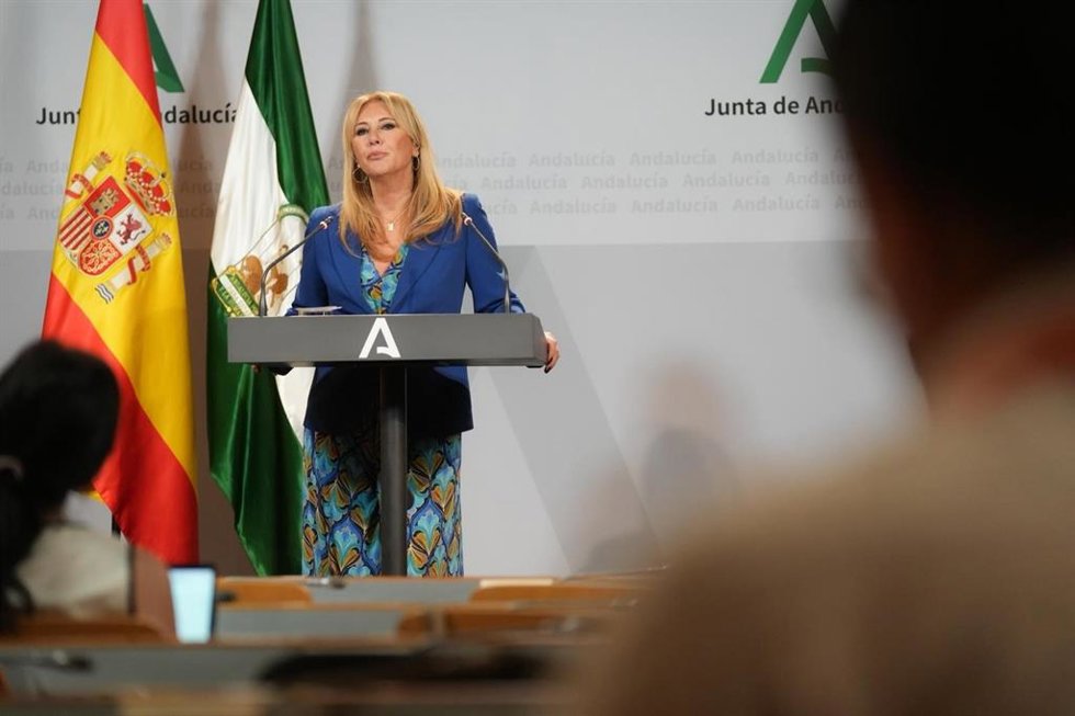 La portavoz del Gobierno andaluz en funciones, Carolina España, atiende a los medios en la rueda de prensa posterior al Consejo de Gobierno.