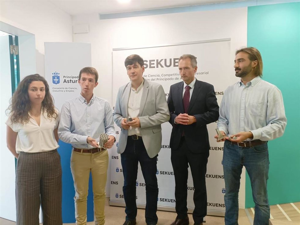 El consejero de Ciencia, Industria y Empleo de Asturias, Borja Sánchez --centro--, junto al director de la Agencia Sekuens, David González, y responsables de la empresa Nothern Waves: Pepe Rico (consejero delegado); Sara Fernández y Guillermo Menéndez.