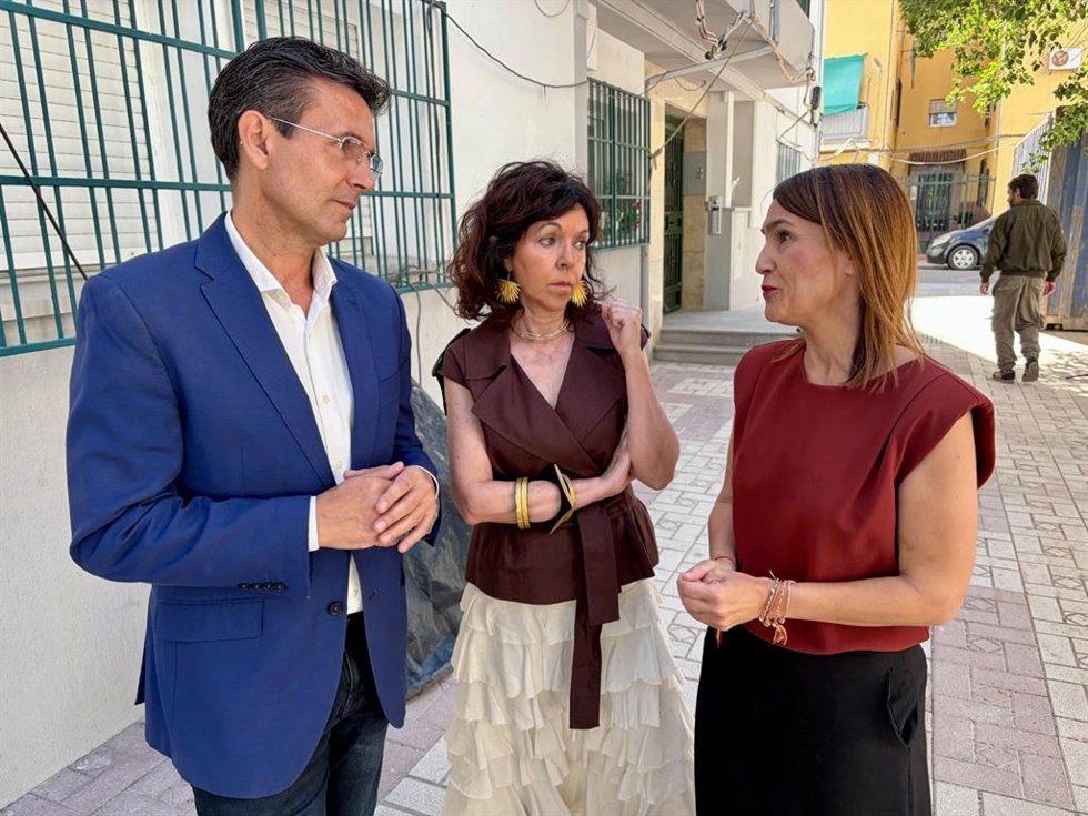 El portavoz del PSOE-A, Francisco Cuenca, junto con las socialistas María Ángeles Prieto y Olga Manzano en Granada.