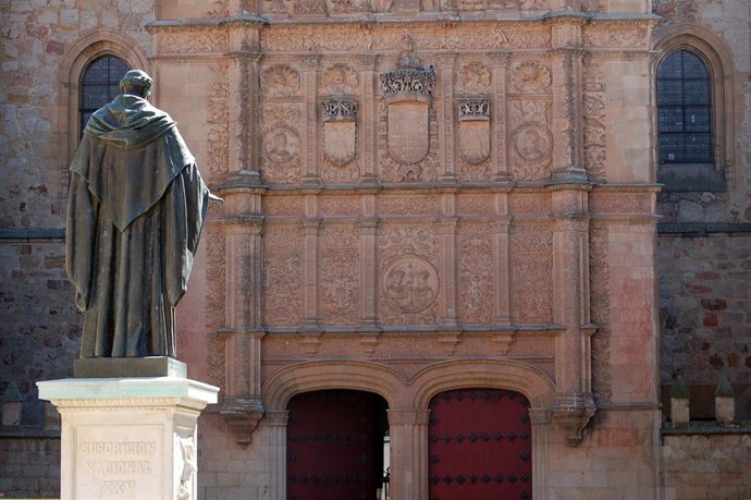 Archivo - Fachada de la Universidad de Salamanca.