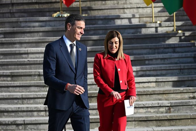 Archivo - Pedro Sánchez y María José Sáenz de Buruaga durante la XXVII Conferencia de Presidentes, en el Palacio de la Magdalena.-ARCHIVO