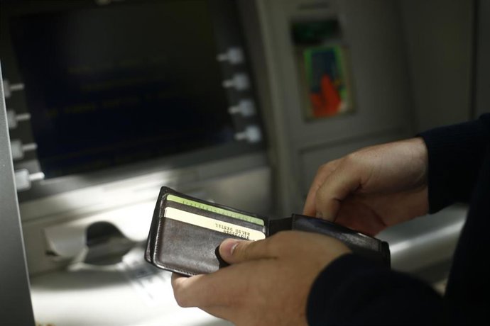 Archivo - banco, bancos, entidades financieras, comisión, comisiones, cajero, consumo, consumir, cajeros, sacar dinero, sacando dinero