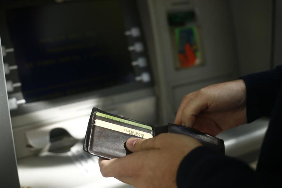 Archivo - banco, bancos, entidades financieras, comisión, comisiones, cajero, consumo, consumir, cajeros, sacar dinero, sacando dinero