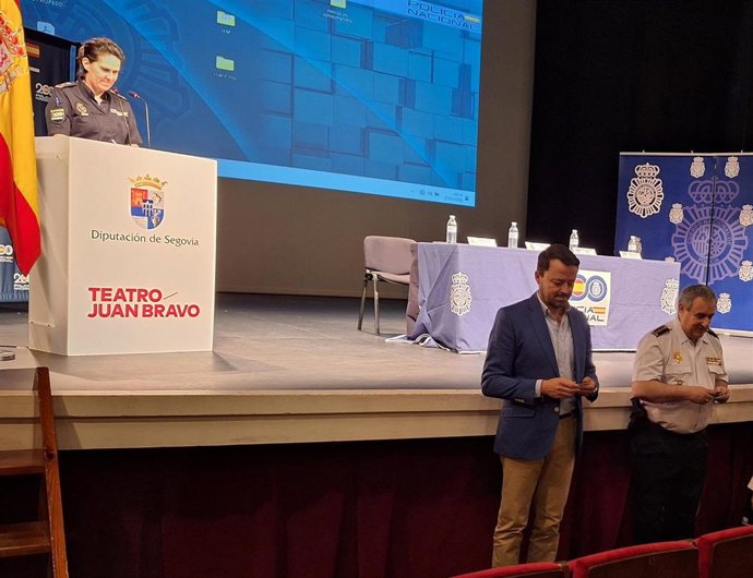 Entrega de los carnet de 'Ciberexpert@' a alumnos segovianos.
