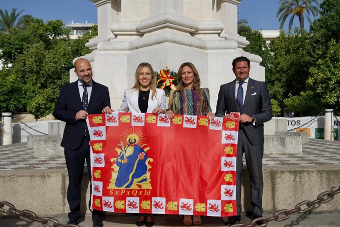 García de Polavieja, Cristina Peláez, Reyes Romero y Rodríguez Galisteo, con la bandera de San Fernando a los pies del monumento al patrón de la ciudad, en la Plaza Nueva.