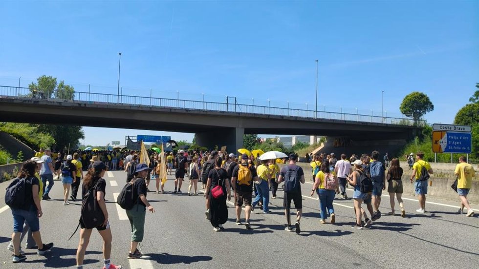 Los docentes cortan la AP-7 en Girona este miércoles
