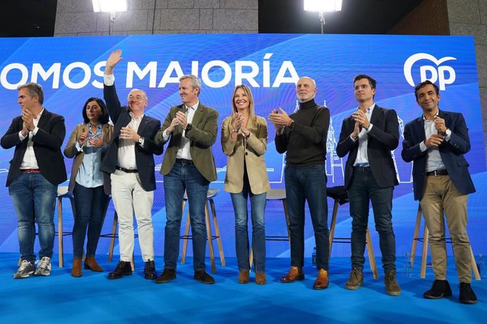 Archivo - El presidente del PPdeG, Alfonso Rueda, en un acto de partido junto al presidente del PP local de A Coruña, Miguel Lorenzo, y otros miembros de la formación