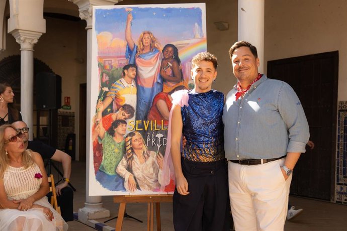 Imagen de la presentación del cartel del Orgullo de Sevilla 2026, con su autor, el diseñador, Rubén Terriza y el delegado municipal de Igualdad, José Luis García