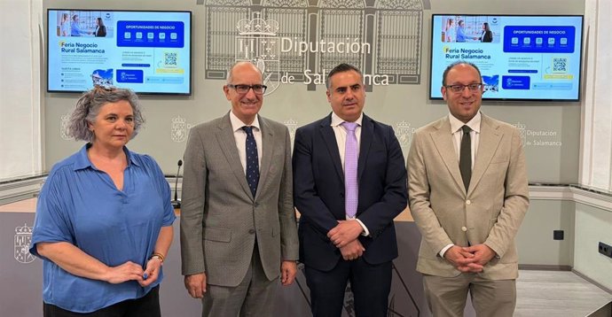 De izquierda a derecha, la alcaldesa de Candelario, Elvira Fernández, el presidente de la Diputación, Javier Iglesias, el diputado de Empleo y Desarrollo Rural, Antonio Labrador y el alcalde de Ciudad Rodrigo, Marcos Iglesias.