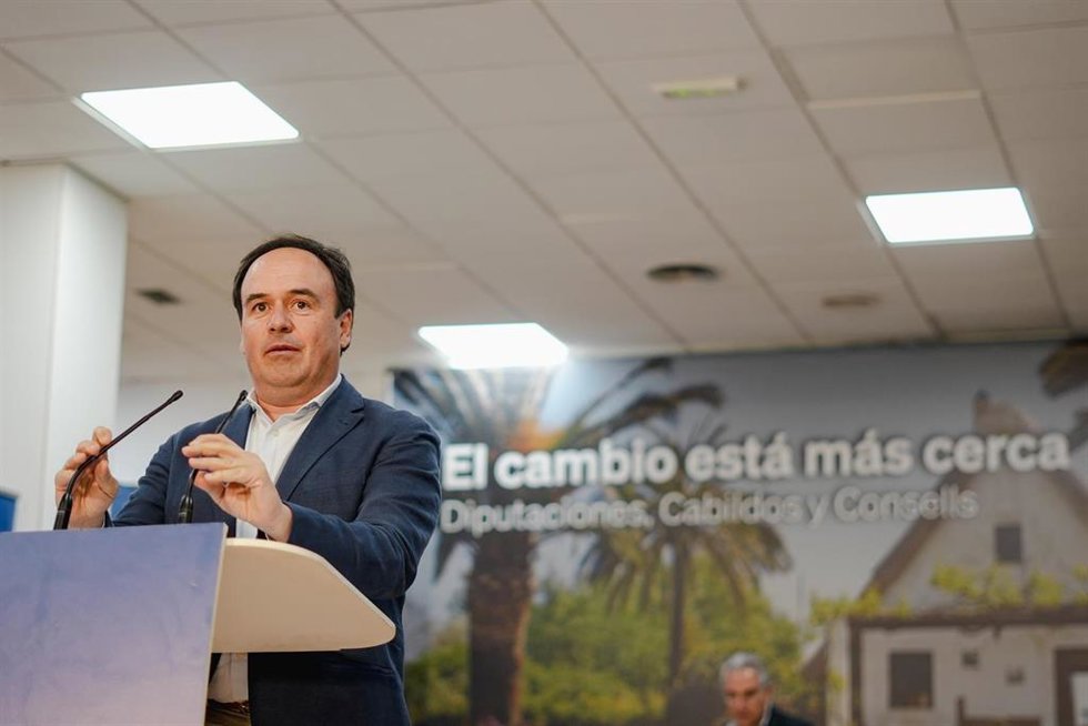 El president de la Generalitat Valenciana, Juanfran Pérez Llorca, interviene durante el encuentro político en la sede central del PPCV, a 25 de mayo de 2026, en Valencia