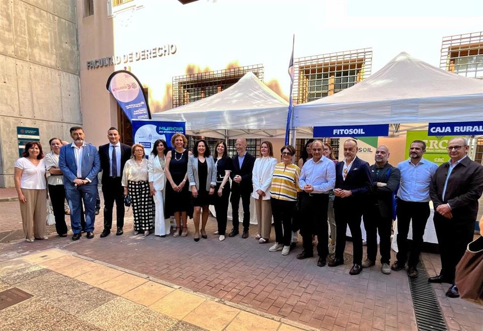 Foto de familia de la XII Feria de Empleo Talento Joven