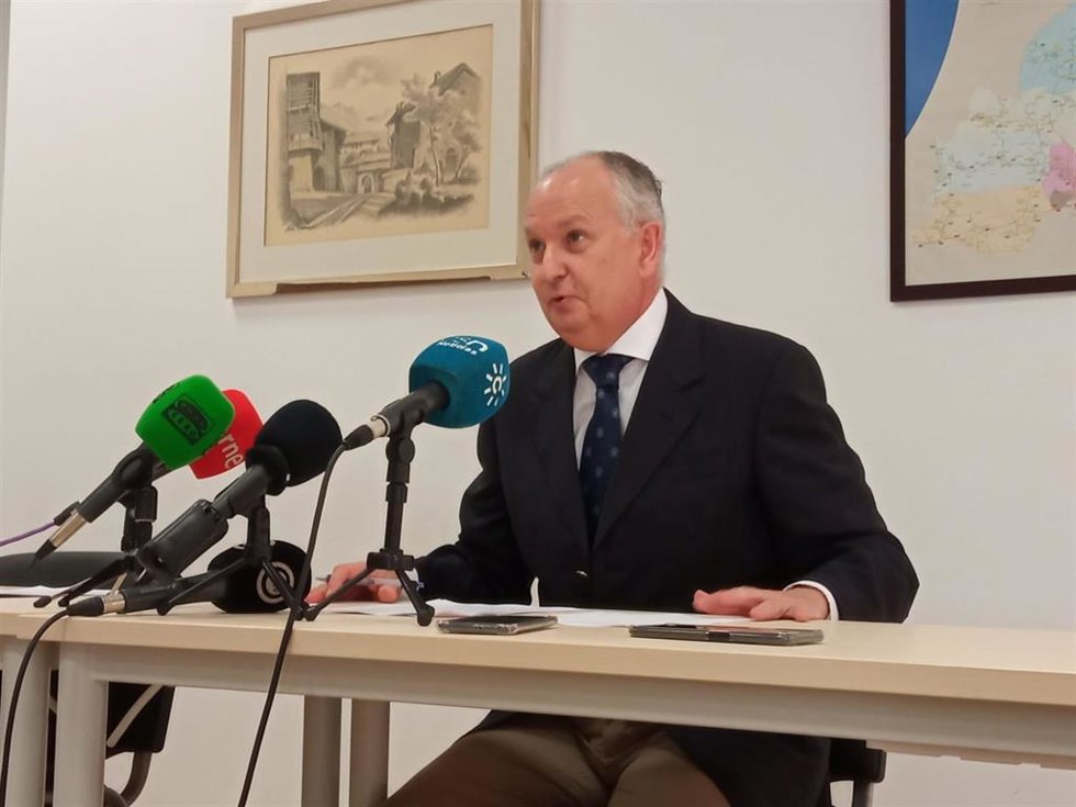 Archivo - El presidente de la Audiencia Provincial de Almería, Luis Columna, en rueda de prensa.