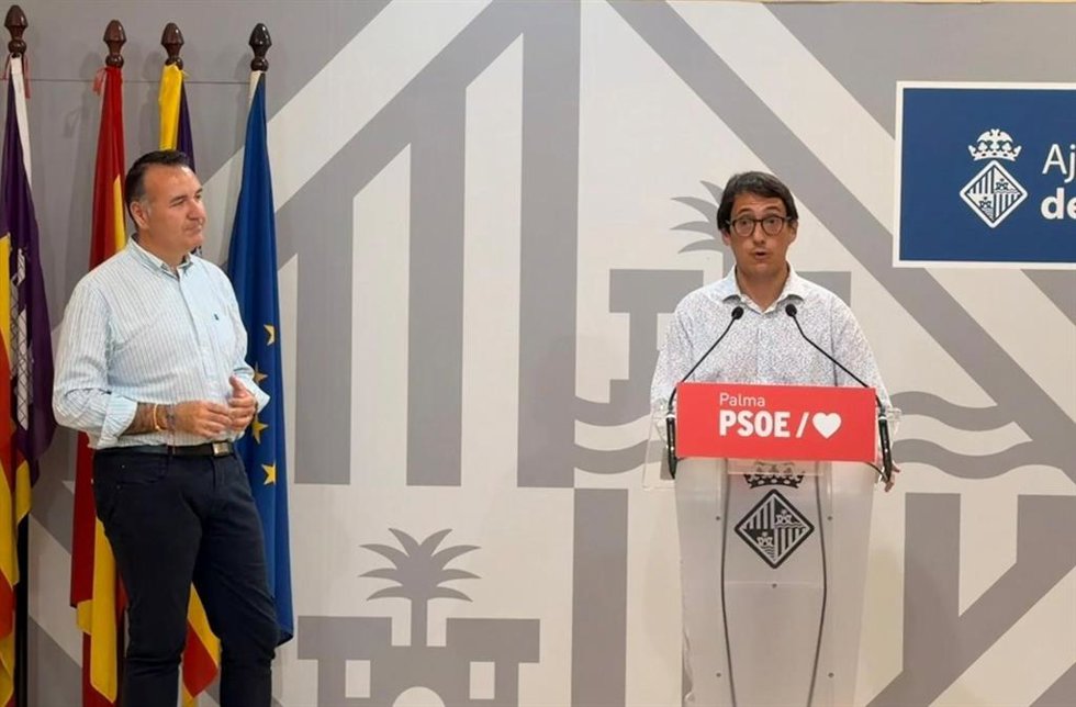 El portavoz del PSOE en el Ayuntamiento de Palma, Francesc Dalmau (i), y el secretario general de la Agrupación Socialista de Palma, Iago Negueruela (d), en rueda de prensa.