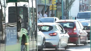Archivo - Tráfico urbano en ciudad