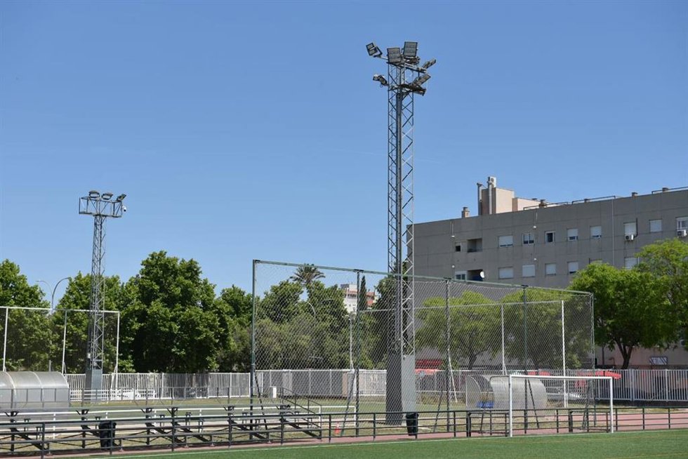 Torres de iluminación objeto de intervención por parte del IMD para una mejora del consumo energético, en el campo de fútbol de Sevilla Este