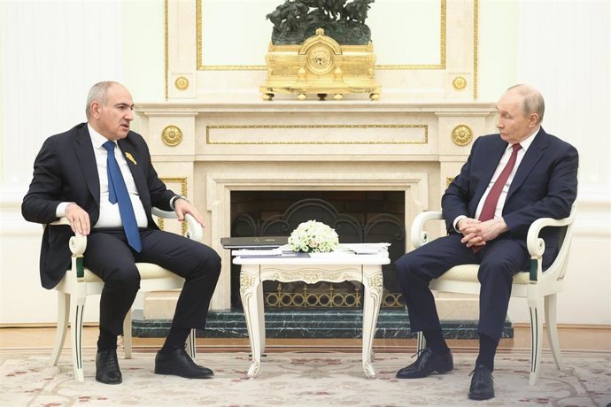 Archivo - El primer ministro de Armenia, Nikol Pashinián, y el presidente ruso, Vladimir Putin.