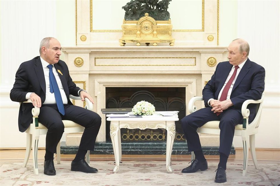 Archivo - El primer ministro de Armenia, Nikol Pashinián, y el presidente ruso, Vladimir Putin.