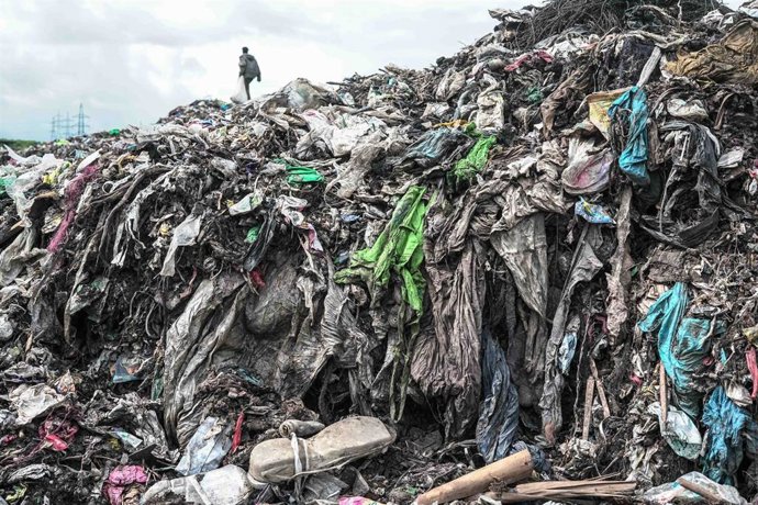 Archivo - Un hombre trabaja en un vertedero municipal que contiene textiles (ropa) y otros tipos de residuos en Nakuru, Kenia, a 14 de abril de 2026. 