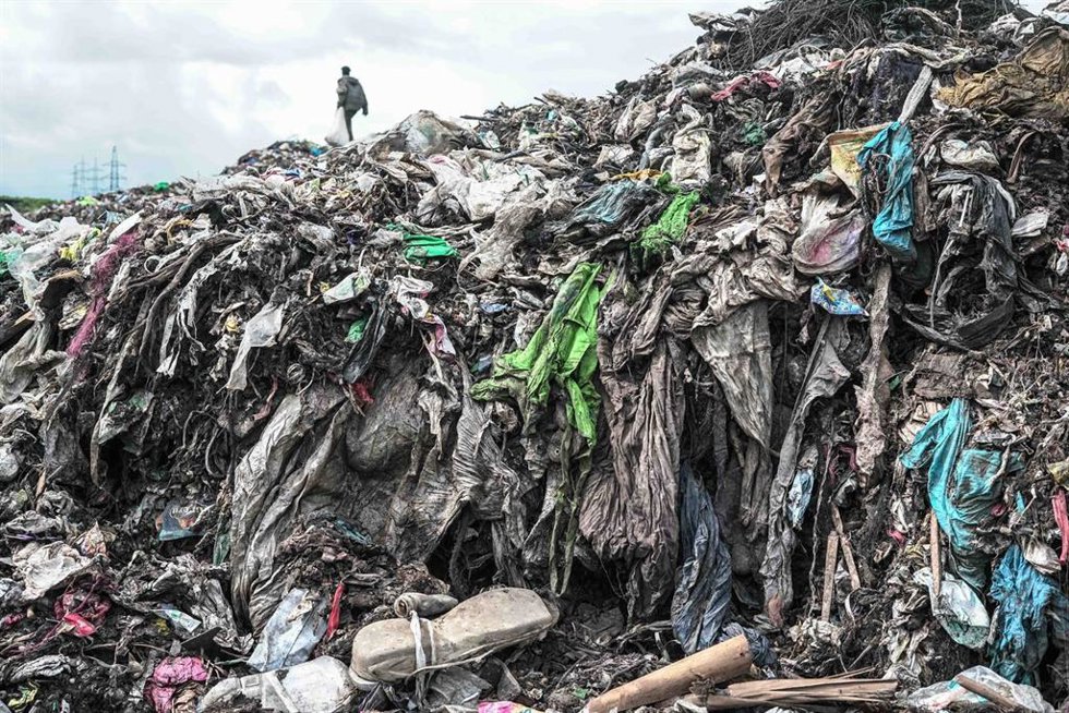 Archivo - Un hombre trabaja en un vertedero municipal que contiene textiles (ropa) y otros tipos de residuos en Nakuru, Kenia, a 14 de abril de 2026. 