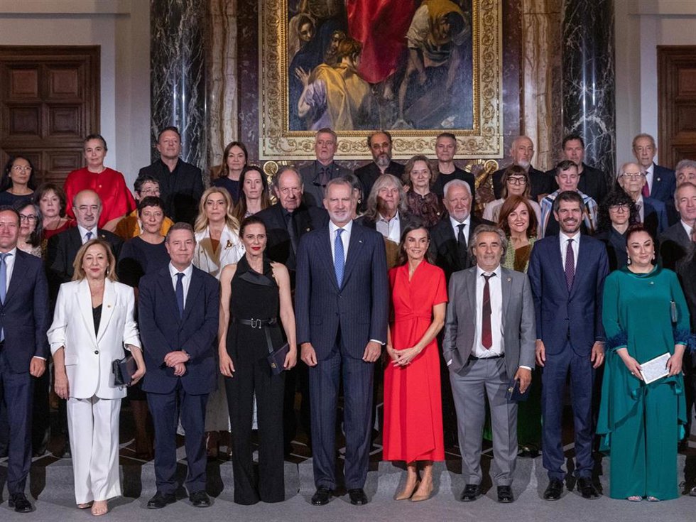 Los Reyes Felipe y Letizia posan con los premiados en una foto de familia en la entrega de las Medallas de Oro al Mérito a las Bellas Artes