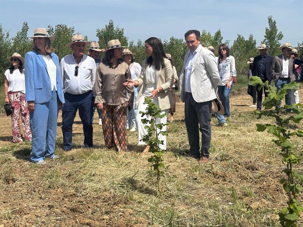 González Corral y la presidenta de la Diputación de Palencia en la presentación del CERES Rural innovación, en Perales (Palencia).
