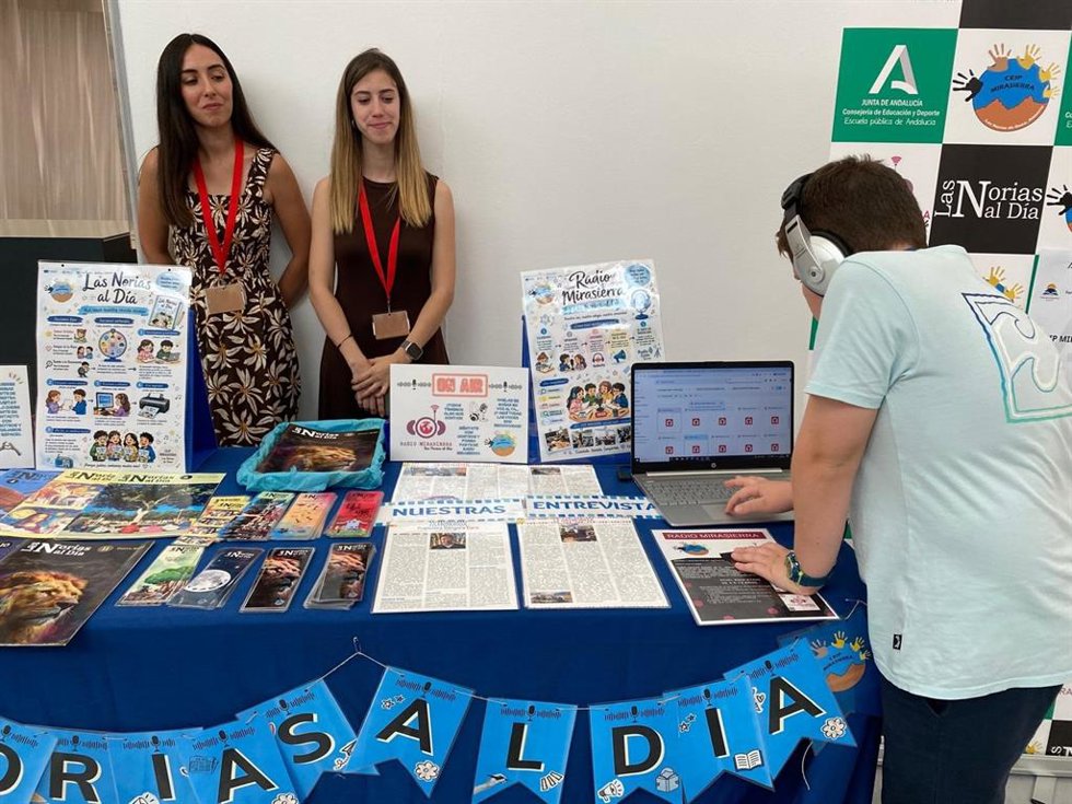 Estand de radio escolar en la I Feria de la Educación de Almería, celebrada en el Museo de Almería.