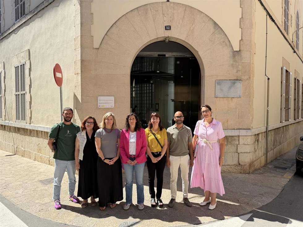 Los Socialistas de Mallorca se concentran frente a la residencia Miquel Mir para instar al Consell a su reapertura.