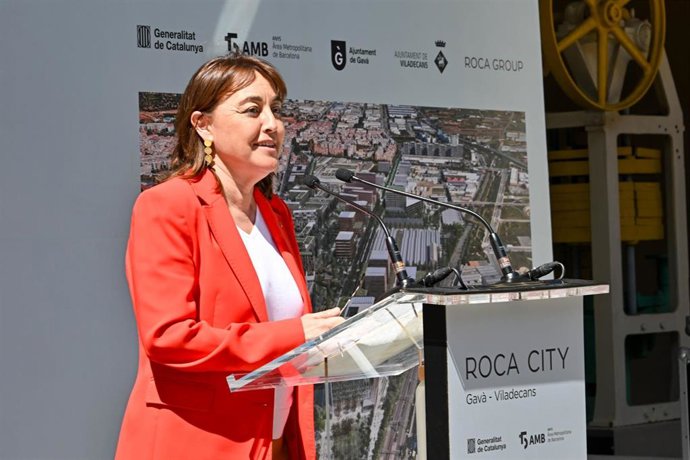 La consellera de Territorio, Vivienda y Transición Ecológica, Sílvia Paneque, en una visita al proyecto este miércoles.
