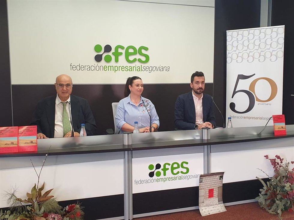 El presidente del CIT Tierra de Pinares, José Manuel Ruiz de Marcos; la presidenta de la Asociación de Turismo Rural de Segovia, Paula Escorial, y el alcalde de Navas de Oro, Raúl Vela.