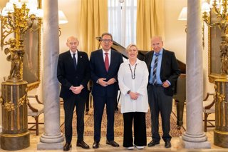 El presidente del Ateneo, el presidente de la Fundación Cajasol, la rectora de la US y el expolítico Alfonso Guerra, tras la firma del convenio de colaboración en torno al centenario de la Generación del 27.