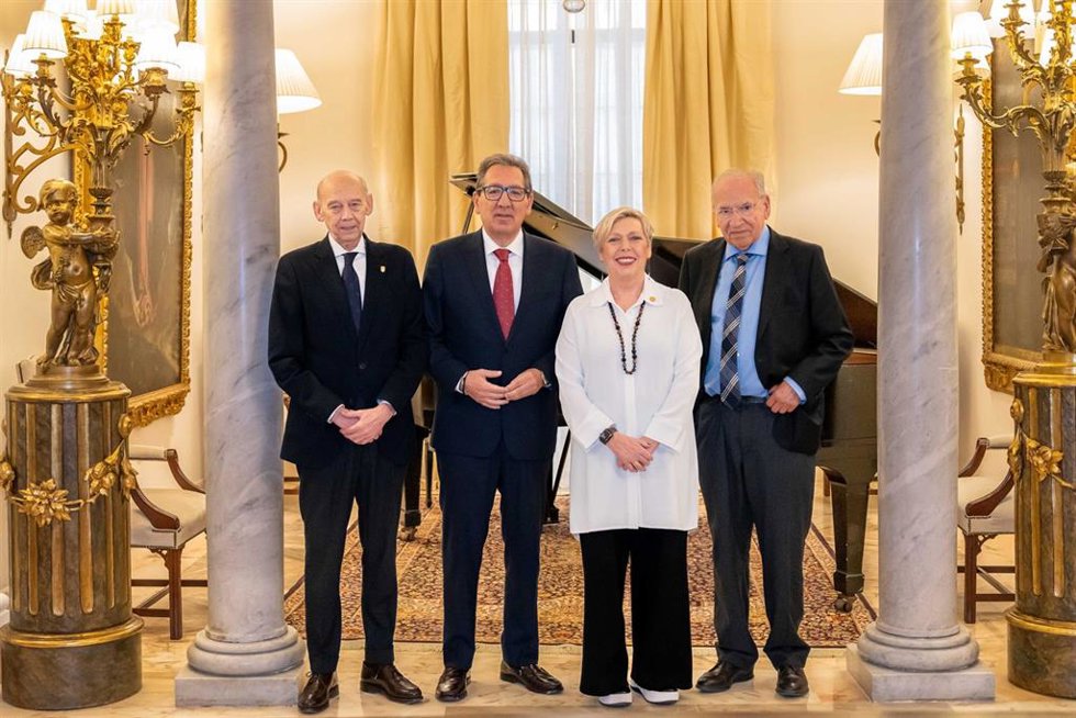 El presidente del Ateneo, el presidente de la Fundación Cajasol, la rectora de la US y el expolítico Alfonso Guerra, tras la firma del convenio de colaboración en torno al centenario de la Generación del 27.