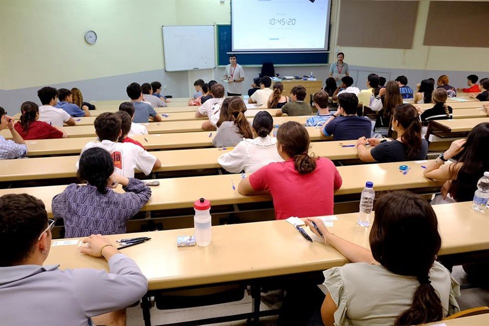 Archivo - Alumnos realizando las Pruebas de Acceso y Admisión a la Universidad (PAU) en un aula de la Universidad de Sevilla.