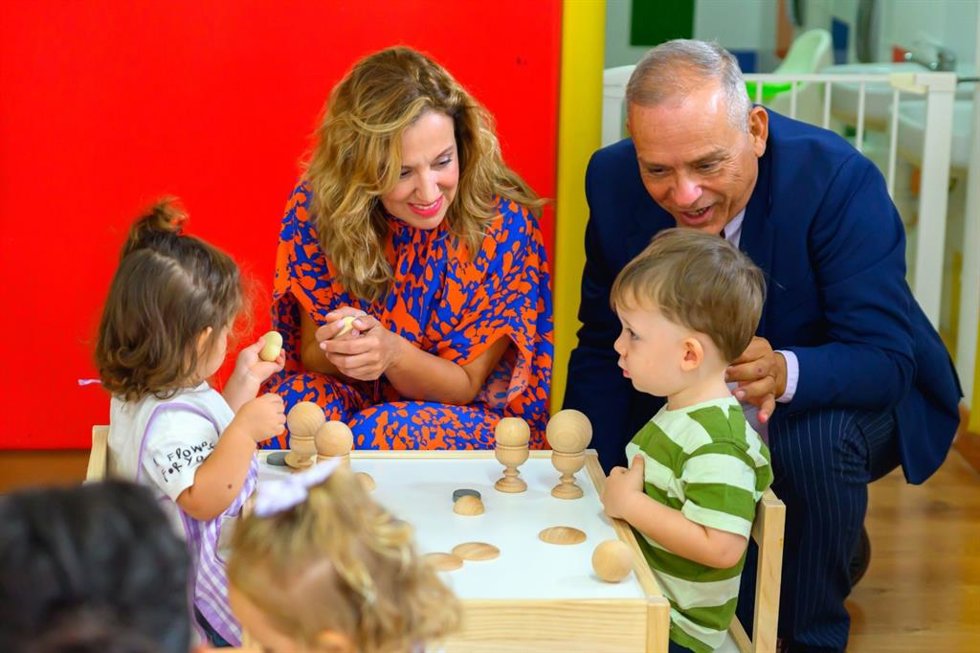 La presidenta del Cabildo de Tenerife, Rosa Dávila, y el consejero de Educación, Efraín Medina, en una escuela infantil