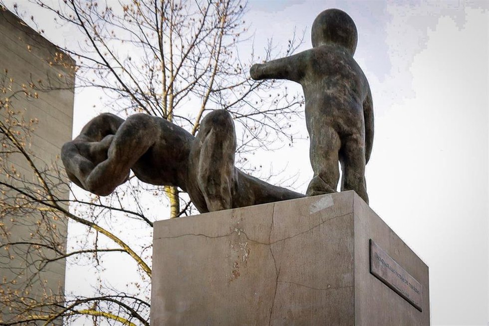 Archivo - Monumento a las víctimas del terrorismo, en Pamplona.