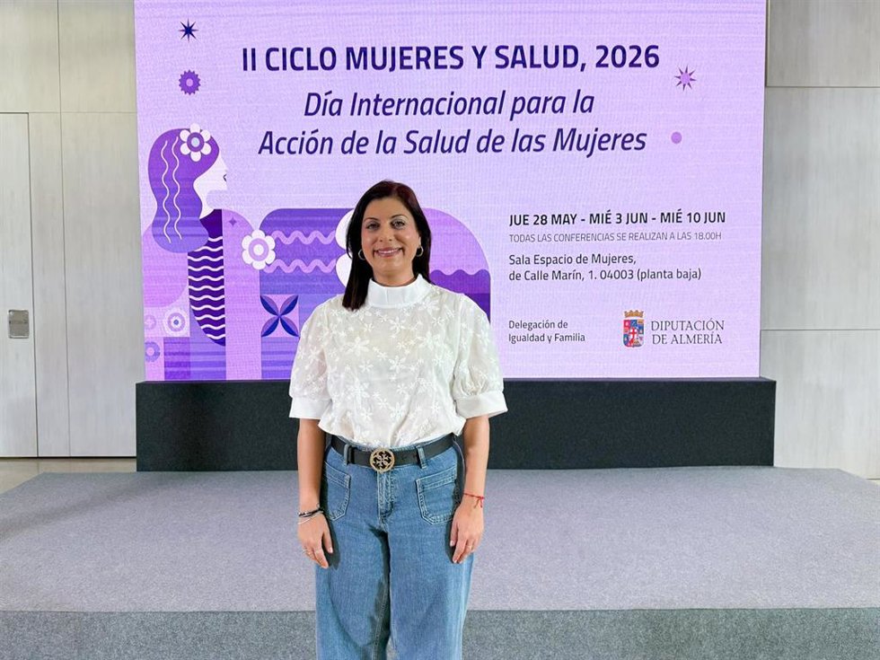 La diputada de Igualdad y Familia de Almería, Lorena Nieto, ante el cartel del II Ciclo 'Mujeres y Salud'.