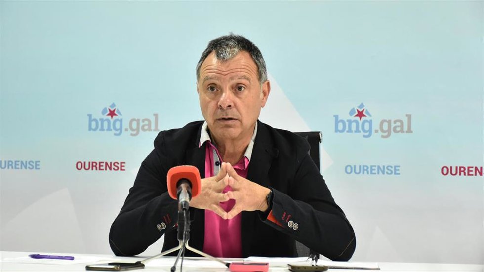 El diputado nacionalista en la Diputación de Ourense Xosé Puga comparece en rueda de prensa en el local comarcal del BNG en Ourense